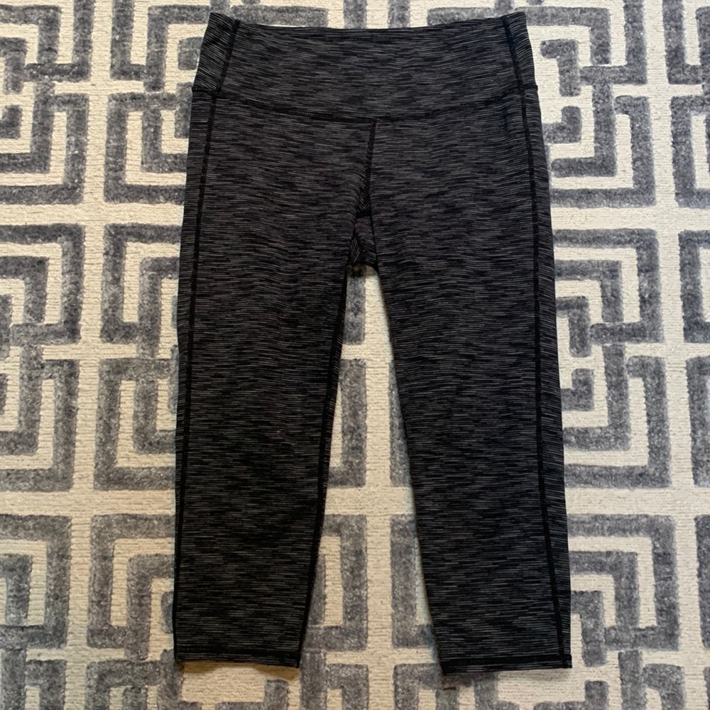 Athleta womens black and gray space dye capri length leggings size M